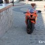 В Керчи пьяные девушки фотографировались с мотоциклом и уронили его