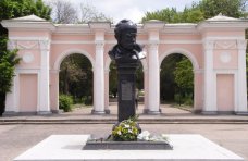 На реконструкцию входа в симферопольский парк Шевченко выделили 528 тыс. гривен.