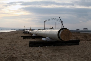 По феодосийскому Золотому пляжу тянут нефтепровод