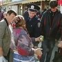 Милиционер стихийщице в центре Симферополя: «Бабуля, убираем!»