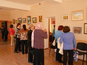 В Алуштинском терцентре открылась выставка картин пенсионеров и ветеранов города