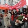 300 коммунистов прошли Симферополем под дождем