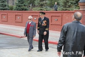 Керченские коммунисты отметили Октябрьскую революцию демонстрацией и митингом