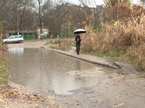 Жители некоторых районов Симферополя вынуждены обходить, залитые дождевой водой, дороги