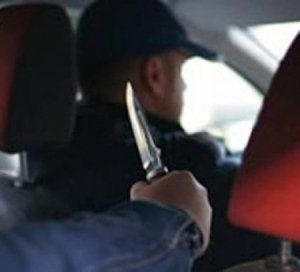 Возле Белогорска пассажир с ножом напал на таксиста