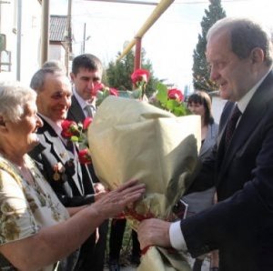 Премьера позвали на «золотую» свадьбу в Алушту