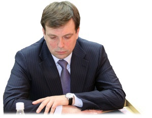 В Крыму министра Скорика провожают на новую должность алыми розами