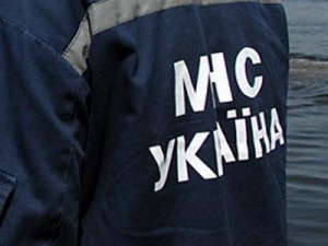 Застрявшего в иномарке крымчанина вытягивали сразу 4 спасателя
