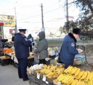 За плохую борьбу со стихийной торговлей в Крыму наказали десятки налоговиков и милиционеров