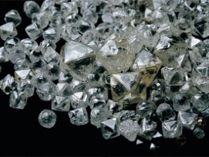Поддельные алмазы в Крыму не носят. Носят искусственные