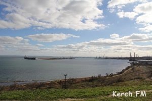 В Керчи пять буксиров тянут огромный танкер на ремонт