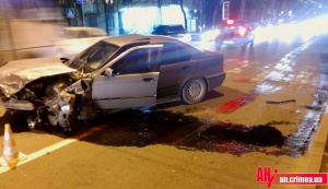 В центре Симферополя BMW после удара с Mercedes отбросило на 50 метров