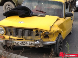 Участник тройного ДТП в Столице Крыма серьезно повредил голову
