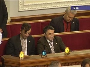 Правительство в полном составе пришел на заседание Верховной Рады во главе с Николаем Азаровым