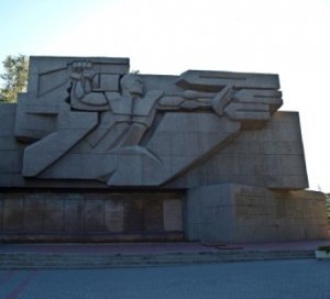 Вандалы разрисовали памятник защитникам Севастополя