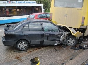 В Севастополе иномарка въехала в пассажирский автобус