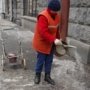 В Столице Крыма запаслись песчано-соляной смесью для посыпки дорог