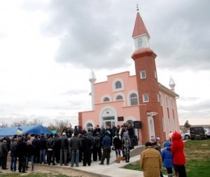 На западе Крыма рядом с сельской церковью открыли мечеть
