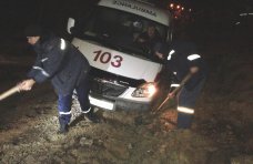 В Столице Крыма две «скорые» застряли в грязи