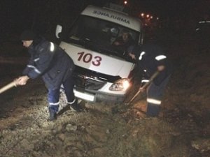Две «скорые» увязли в грязи в Крыму