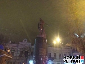 В центре Киева повалили памятник Ленину