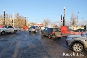 В Керчи на скользкой дороге Волга ударила Жигули