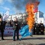 На митинге русских организаций в Симферополе сожгли флаг Евросоюза