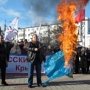В Симферополе в знак протеста сожгли флаг ЕС