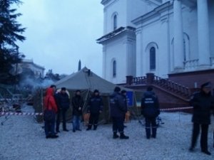 Пришедшие к мощам в Крыму люди спасаются от холода в палатке