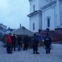 Пришедшие к мощам в Крыму люди спасаются от холода в палатке