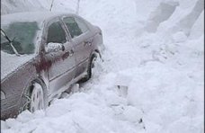 На Ай-Петри в снегу застрял автомобиль