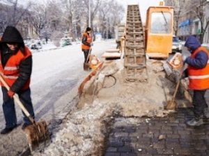 Дорожники справляются со снегопадом в Крыму