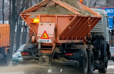 На дороги Крыма высыпали почти тысячу тонн песка и соли