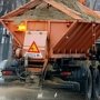 На дороги Крыма высыпали почти тысячу тонн песка и соли