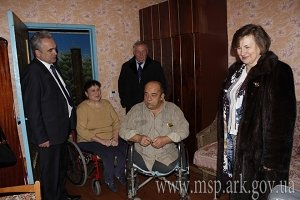 Елена Семичастная посетила жителя Новофедоровки инвалида войны 1 группы