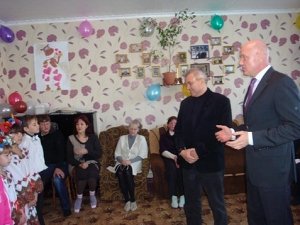 Виталий Нахлупин посетил детский дом семейного типа в Советском районе