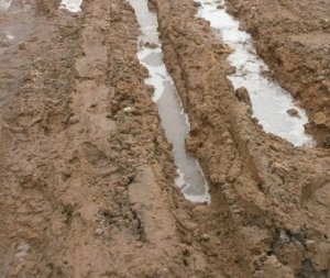 В Ночное Время в Столице Крыма спасатели вытянули застрявшую машину скорой помощи