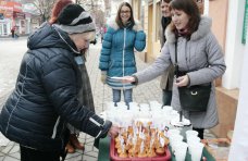 В Столице Крыма некурящим прохожим предлагали кексы и горячий чай