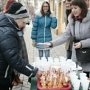 В Столице Крыма некурящим прохожим предлагали кексы и горячий чай
