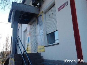 Фирма оконщиков на Театральной закрылась после жалоб керчан