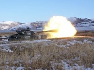 Танкисты и артиллеристы учатся стрелять на полигоне в Крыму