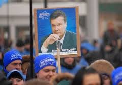 Нардеп: чиновники соревнуются, кто отправит на акции за Януковича больше людей