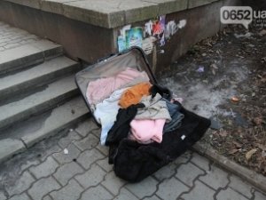 Неизвестный выкинул чемодан с бельем в центре Симферополя