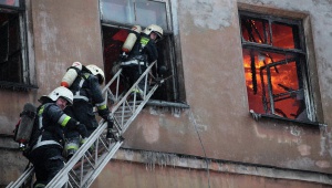Под Симферополем на пожаре из дома с трупом спасали детей