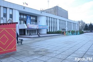 В разных районах Керчи появились новогодние украшения