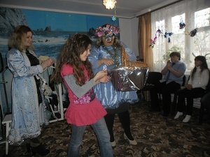Дети-инвалиды Черноморского посетили музей и получили новогодние подарки