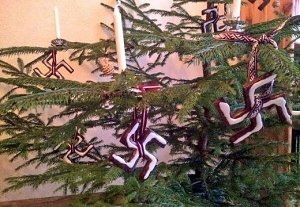 Латышский политик украсил рождественскую ёлочку свастикой