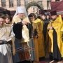 В Столице Крыма провели молебен у рождественского вертепа