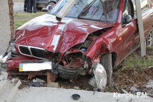 В Керчи пьяный водитель сбил мопедиста и врезался в забор