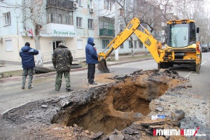 В Керчи на 2 метра обвалилась дорога